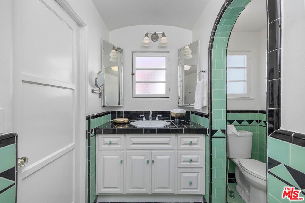 Image 24 of property listing at 6501 Whitworth Drive, Los Angeles, CA 90035