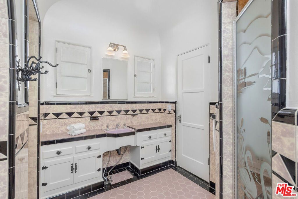 Image 33 of property listing at 6501 Whitworth Drive, Los Angeles, CA 90035
