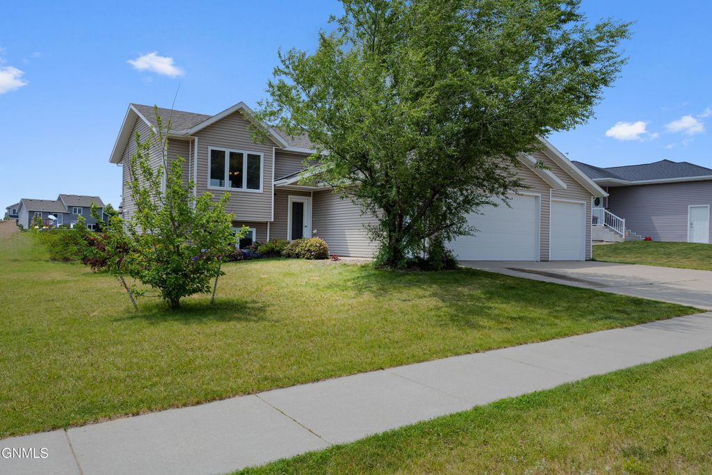 1413 Shires Drive SE, Mandan, ND 58554 photo 1