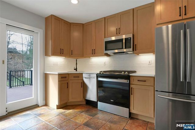 9 Sioux Avenue, Oakland, NJ 07436