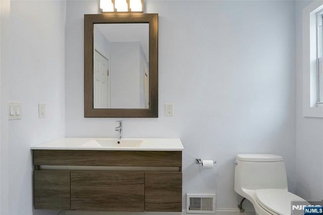 9 Sioux Avenue, Oakland, NJ 07436