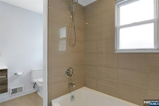 9 Sioux Avenue, Oakland, NJ 07436