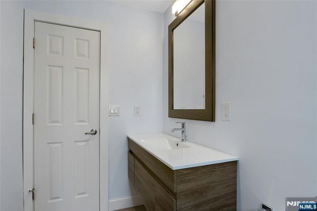 9 Sioux Avenue, Oakland, NJ 07436