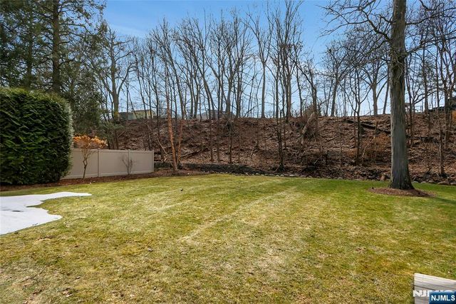 9 Sioux Avenue, Oakland, NJ 07436