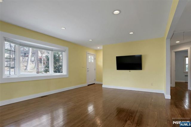 9 Sioux Avenue, Oakland, NJ 07436