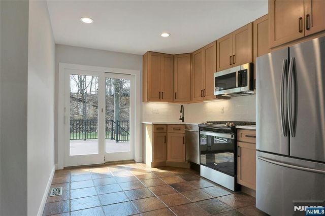 9 Sioux Avenue, Oakland, NJ 07436