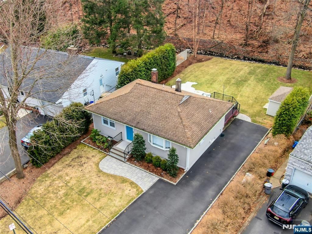 9 Sioux Avenue, Oakland, NJ 07436