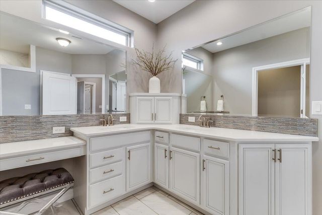 4936 N Prestwick Ave, Bel Aire, KS 67226