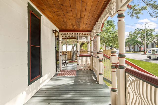 816 W Adoue Street, Alvin, TX 77511