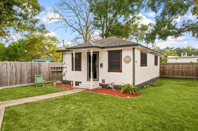 816 W Adoue Street, Alvin, TX 77511