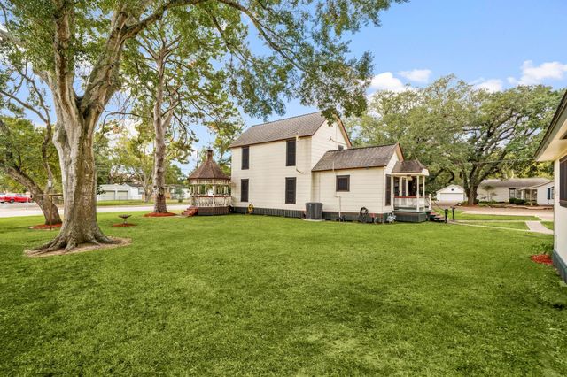 816 W Adoue Street, Alvin, TX 77511