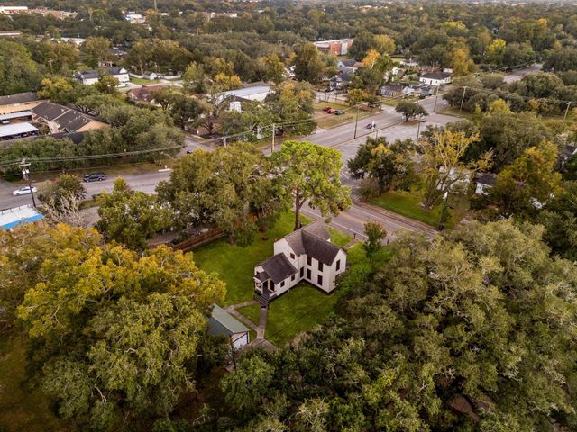 816 W Adoue Street, Alvin, TX 77511