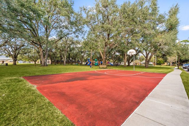 816 W Adoue Street, Alvin, TX 77511