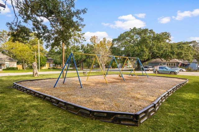 816 W Adoue Street, Alvin, TX 77511