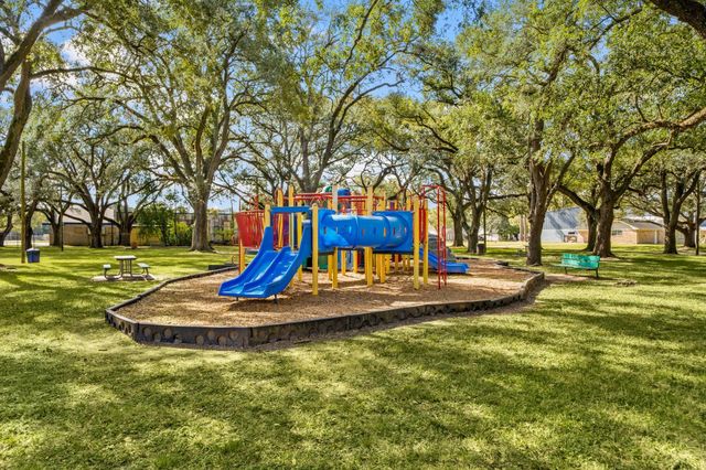 816 W Adoue Street, Alvin, TX 77511