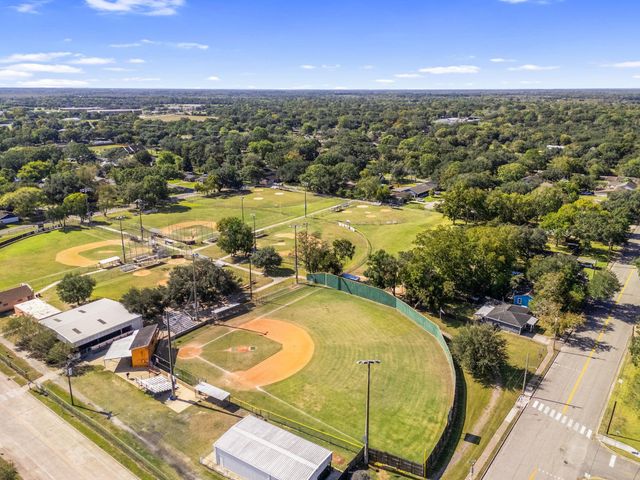 816 W Adoue Street, Alvin, TX 77511