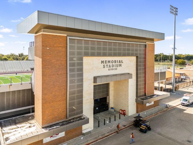 816 W Adoue Street, Alvin, TX 77511