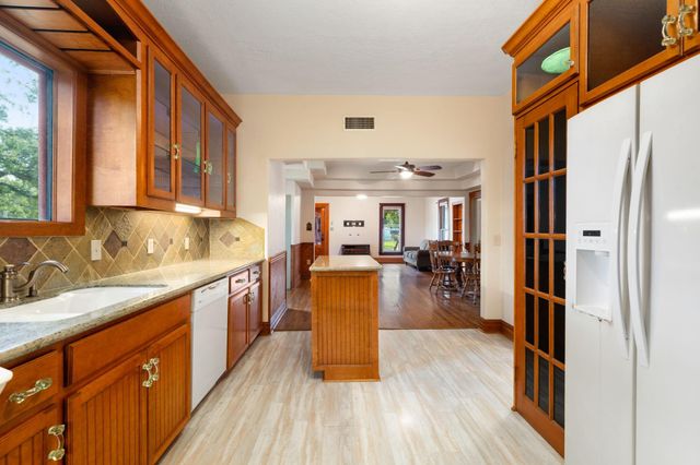 816 W Adoue Street, Alvin, TX 77511