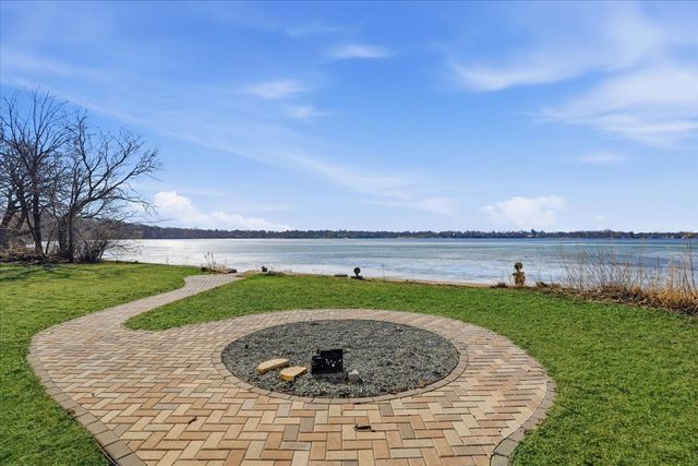 297 E Lakeview Avenue, Round Lake Beach, IL 60073