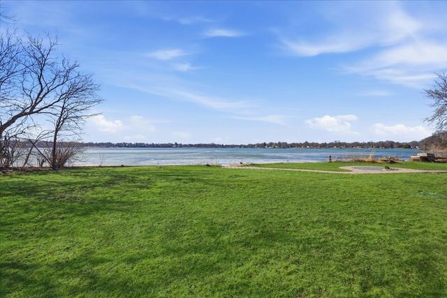 297 E Lakeview Avenue, Round Lake Beach, IL 60073