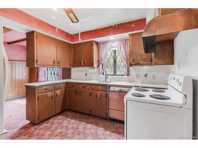 835 Hoyt St, Lakewood, CO 80215