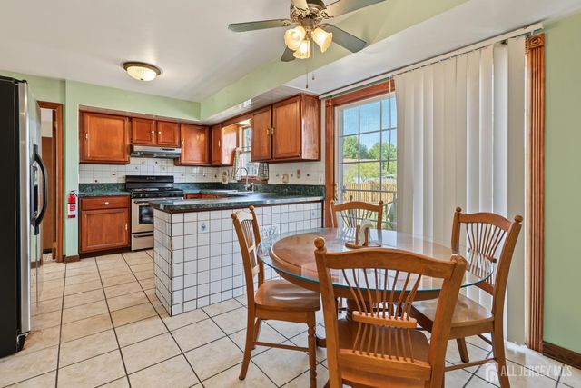 22 Ditmars Circle, Hillsborough, NJ 08844