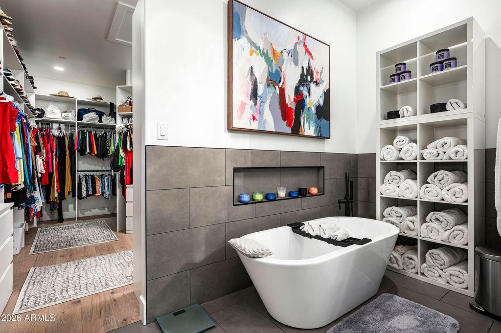 Image 10 of property listing at 7614 E Cactus Wren Road, Scottsdale, AZ 85250
