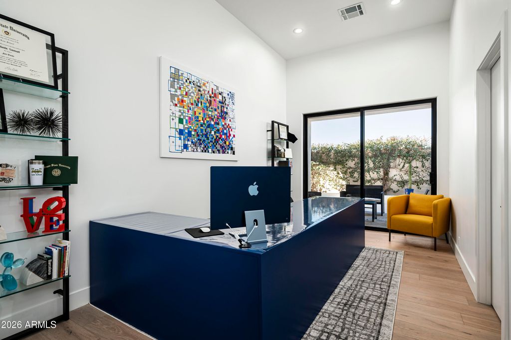 Image 12 of property listing at 7614 E Cactus Wren Road, Scottsdale, AZ 85250