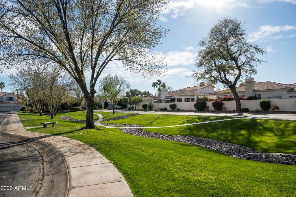 Image 14 of property listing at 7614 E Cactus Wren Road, Scottsdale, AZ 85250