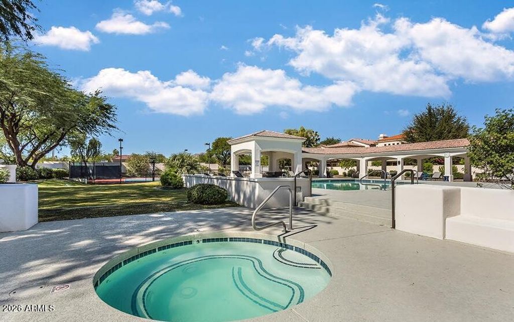 Image 16 of property listing at 7614 E Cactus Wren Road, Scottsdale, AZ 85250