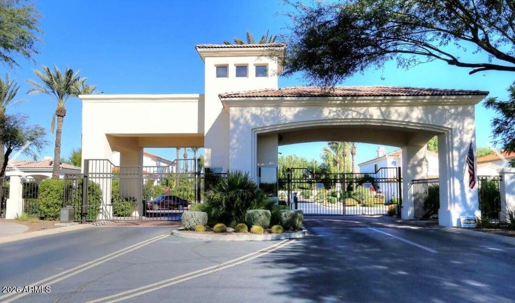 Image 17 of property listing at 7614 E Cactus Wren Road, Scottsdale, AZ 85250