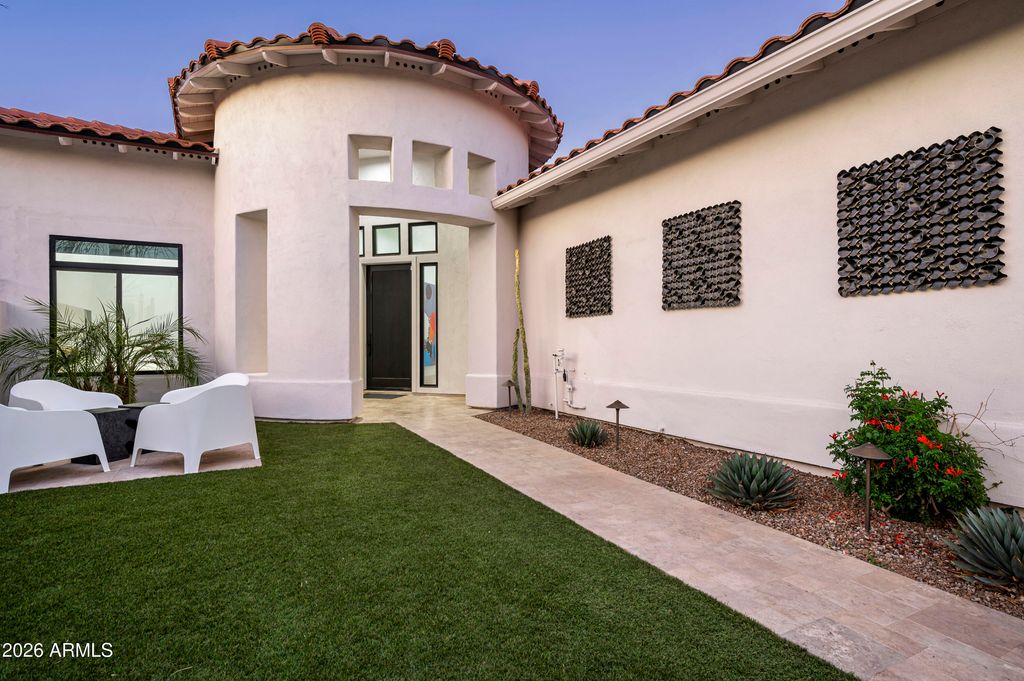 Image 2 of property listing at 7614 E Cactus Wren Road, Scottsdale, AZ 85250