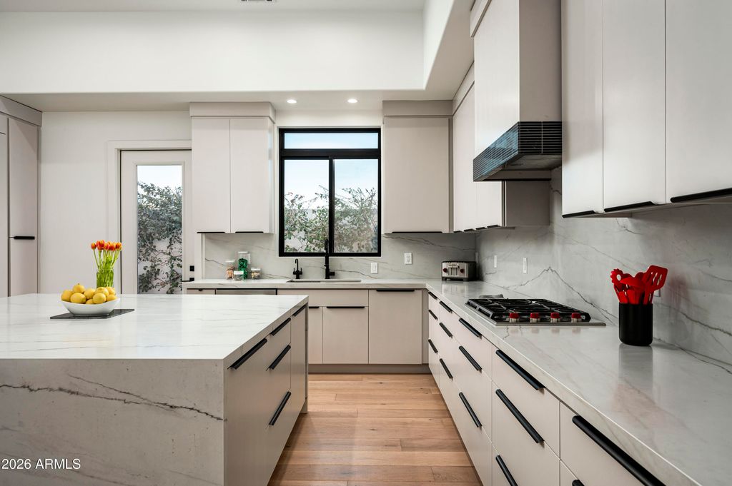 Image 6 of property listing at 7614 E Cactus Wren Road, Scottsdale, AZ 85250