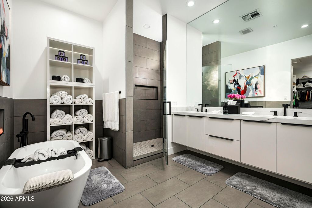 Image 9 of property listing at 7614 E Cactus Wren Road, Scottsdale, AZ 85250