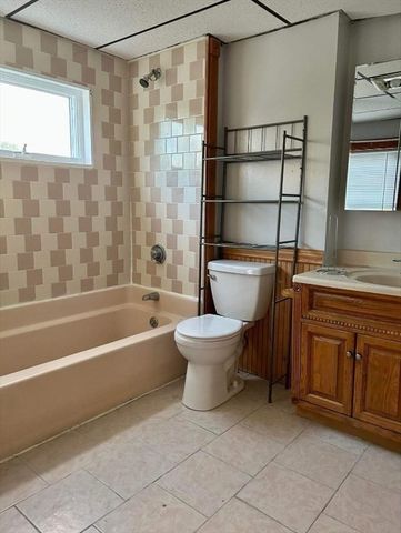 930 Lakeview, Lowell, MA 01850