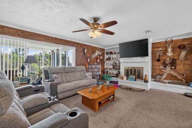165 Pecan Cove Lane, Onalaska, TX 77360