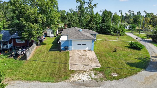 165 Pecan Cove Lane, Onalaska, TX 77360