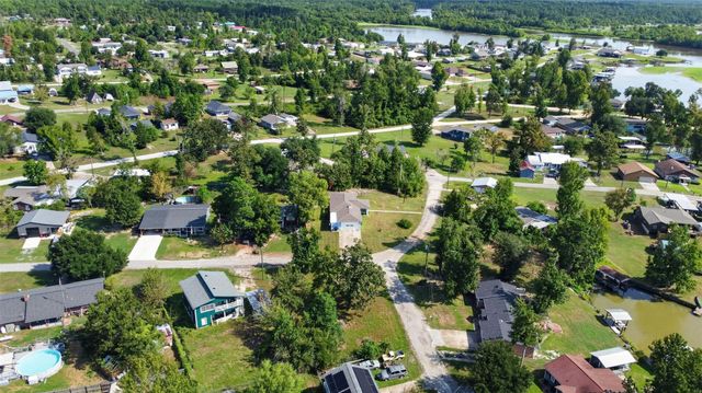 165 Pecan Cove Lane, Onalaska, TX 77360