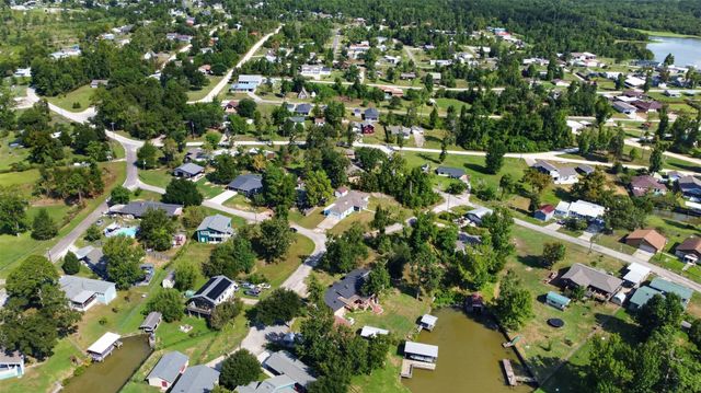 165 Pecan Cove Lane, Onalaska, TX 77360