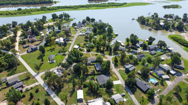 165 Pecan Cove Lane, Onalaska, TX 77360