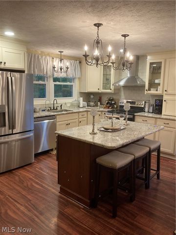 165 Woodsdale Drive, Mogadore, OH 44260