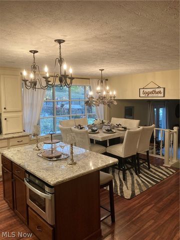 165 Woodsdale Drive, Mogadore, OH 44260
