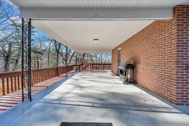 N 222 Oakwood RD, Troutville, VA 24175