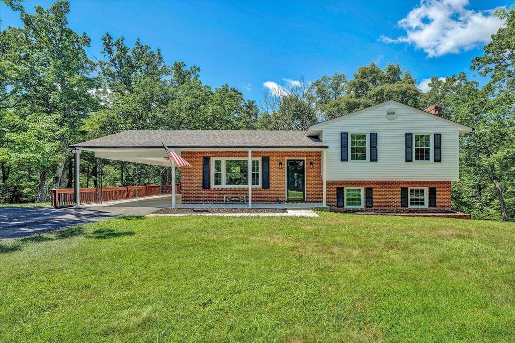 N 222 Oakwood RD, Troutville, VA 24175