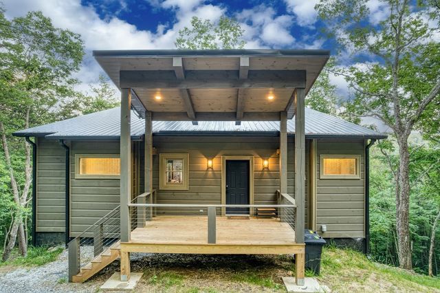 281 Raintree Bend, Blue Ridge, GA 30513