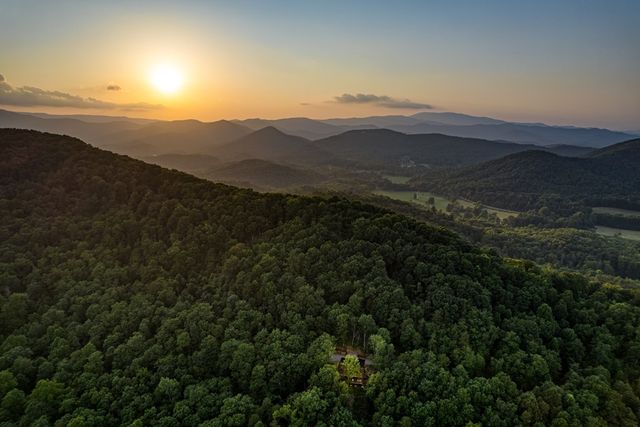 281 Raintree Bend, Blue Ridge, GA 30513