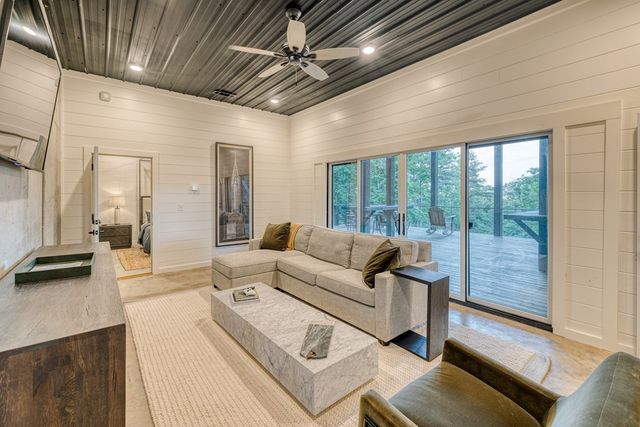 281 Raintree Bend, Blue Ridge, GA 30513