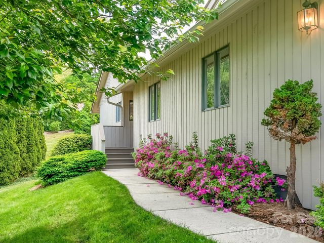 136 Deerlake Drive, Asheville, NC 28803