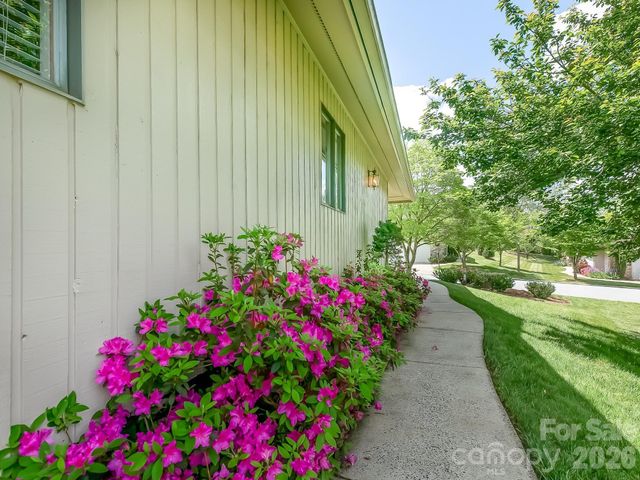 136 Deerlake Drive, Asheville, NC 28803