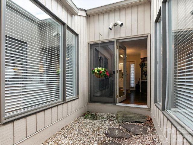 136 Deerlake Drive, Asheville, NC 28803